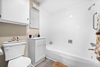 1BR, 1BA - 621SF - Bathroom - Reseda Village Green