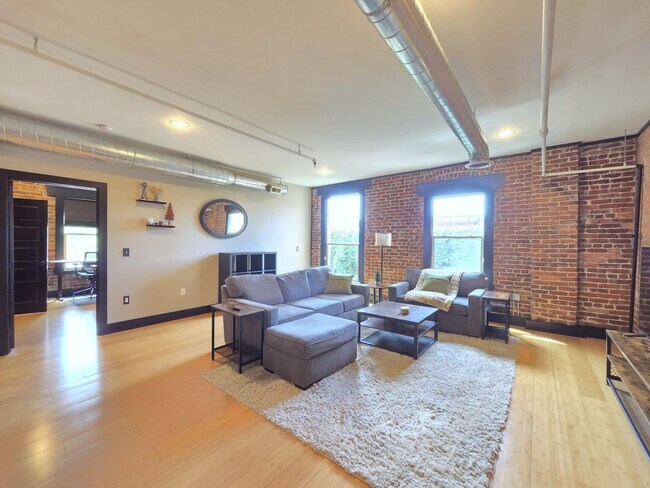 Foto del edificio - $3000 - 1 Bed / 1 Bath Fully Furnished Condo in a Secure Building in Downtown Spokane