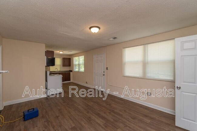 Building Photo - 2202 Roosevelt Dr