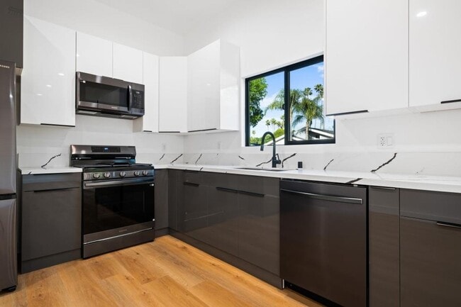 Foto del edificio - 6443 Oakdale Ave