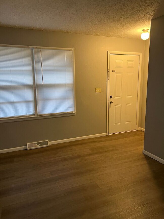Foto del edificio - 2 bedrooms, 1 bath duplex