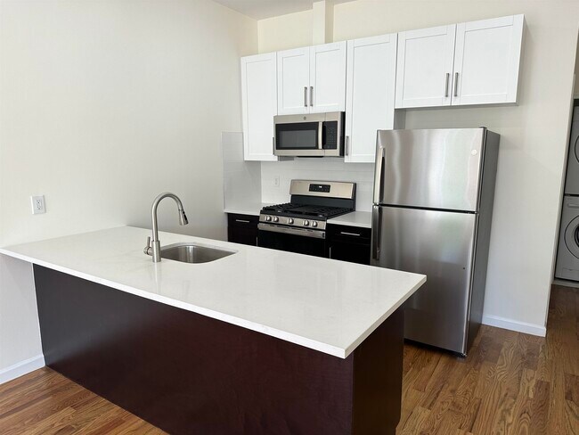 Building Photo - 662 Bergen Ave