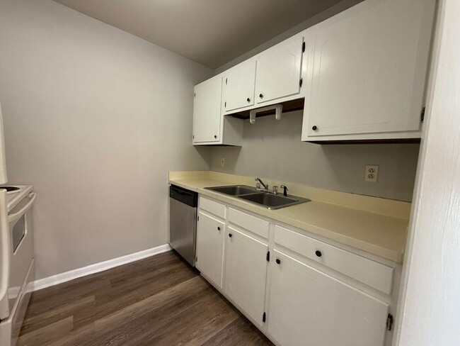 Building Photo - Adorable Apartment in Southern Hills Condo's!