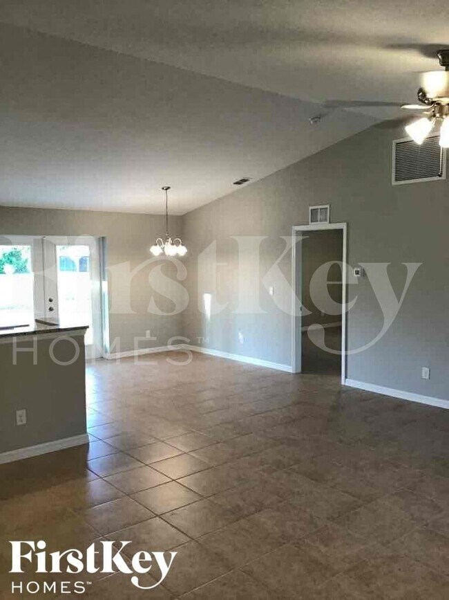 Foto del edificio - 10518 Deerwood Ave