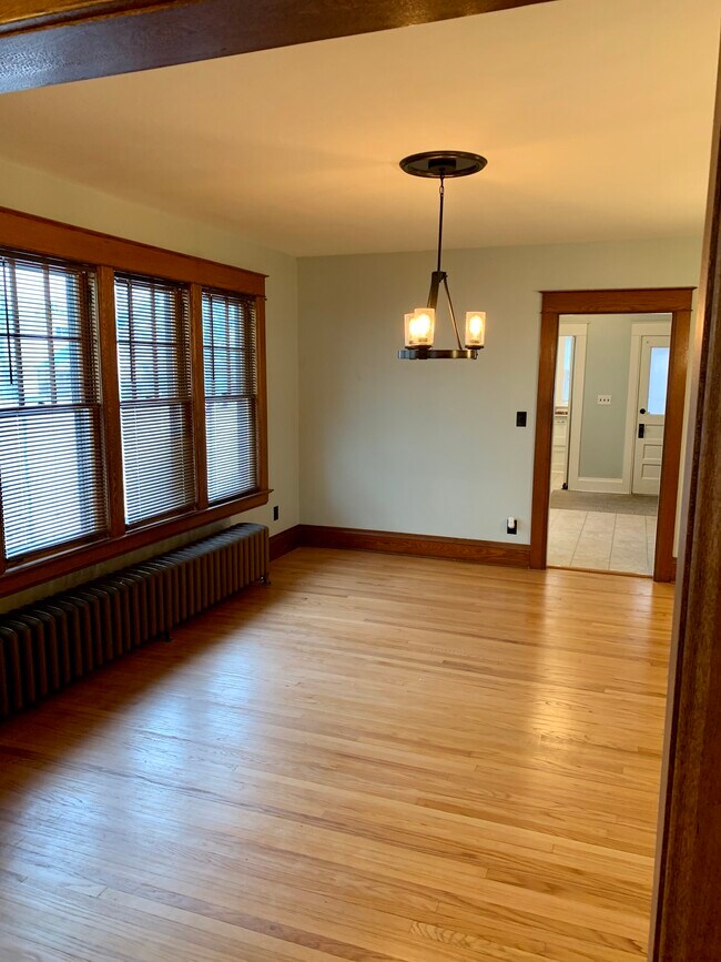 Building Photo - 707 Elm St