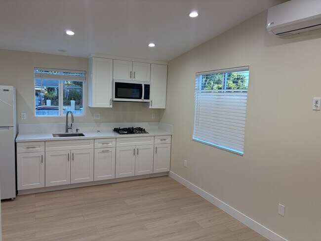 Foto del edificio - 14817 Tupper St