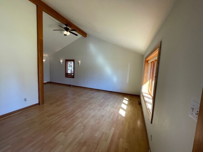 Foto del edificio - Split Level Home near Willow Lawn