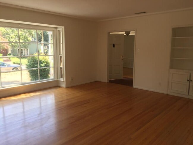 Building Photo - 1665 Santa Maria Ave