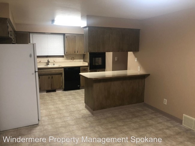 Building Photo - 5 br, 3 bath House - 6 E. Regina
