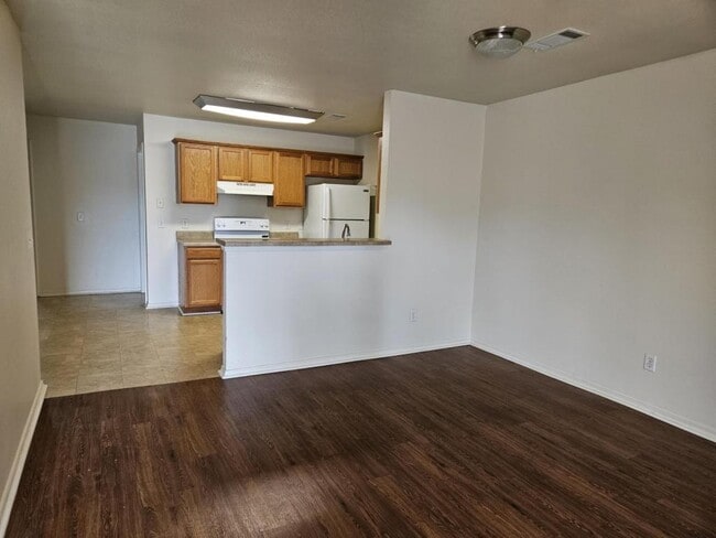 Building Photo - 1390 W Red Oak St
