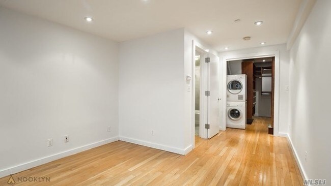 Foto del edificio - 213 E 81st St