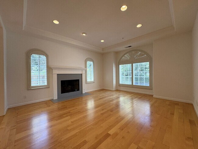 Foto del edificio - Spacious 3BR + Office | 2,150 SF | 2-Car Garage | Prime Menlo Park