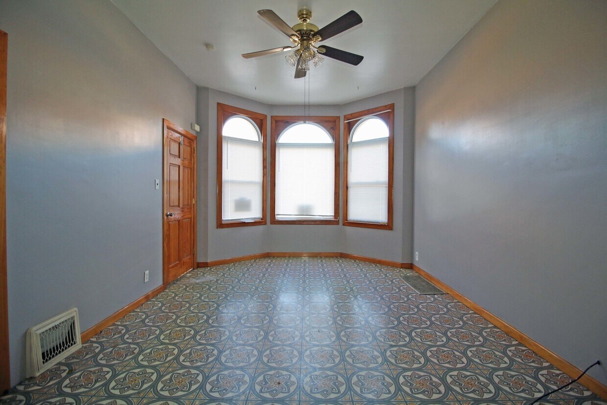 Foto principal - 2929 W Belmont Ave