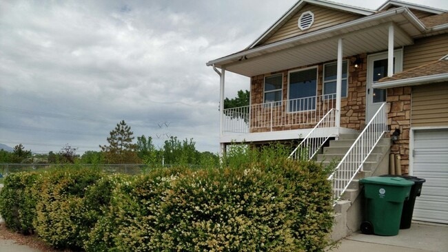Building Photo - 940 W Red Oaks Dr
