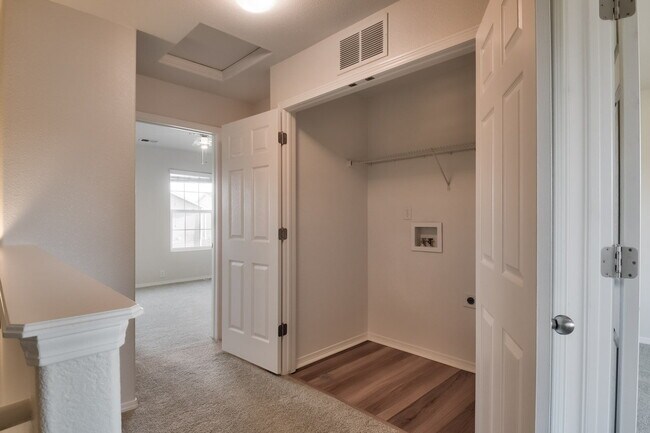 Foto del edificio - Move-In Ready 2-Bedroom with Central A/C –...