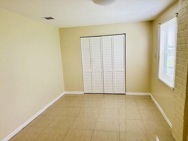 Building Photo - 925 Macy St