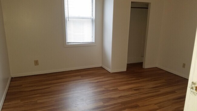 Building Photo - 403 N Elm St