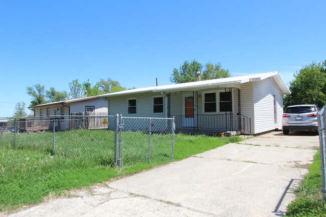 Building Photo - 2017 Custer Rd