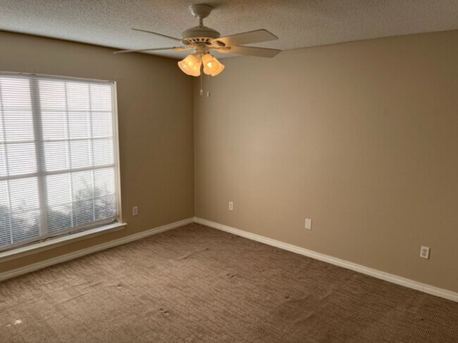 Foto del edificio - Three Bedroom / 2 Bath Townhome in Gate Co...