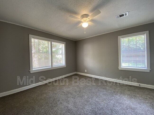 Building Photo - 2329 Longstreet Dr