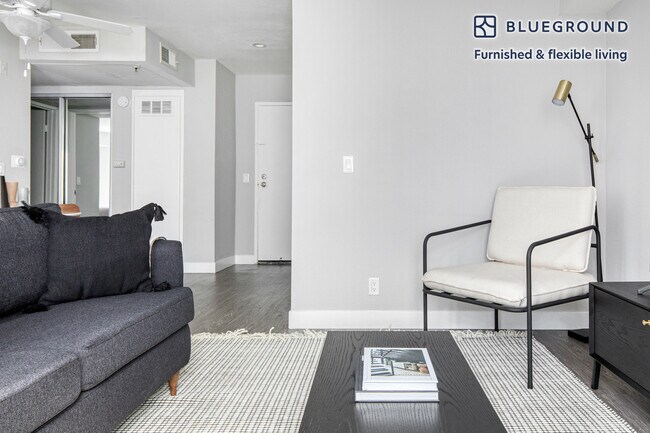 Building Photo - 737 S Kingsley Dr