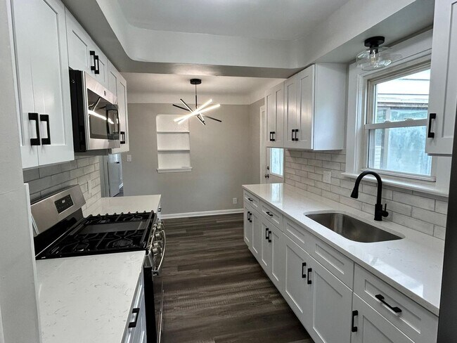 Foto del edificio - Charming Updated 4 Bedroom Cape Cod Home S...