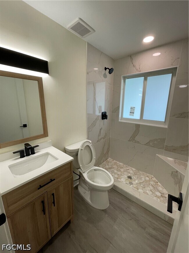 Foto del edificio - 233 Cape Coral Pkwy E