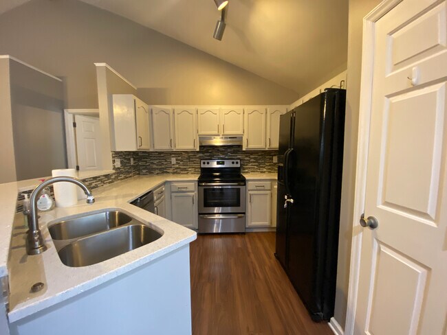Foto del edificio - Room in Single Family Home on Hathshire Dr