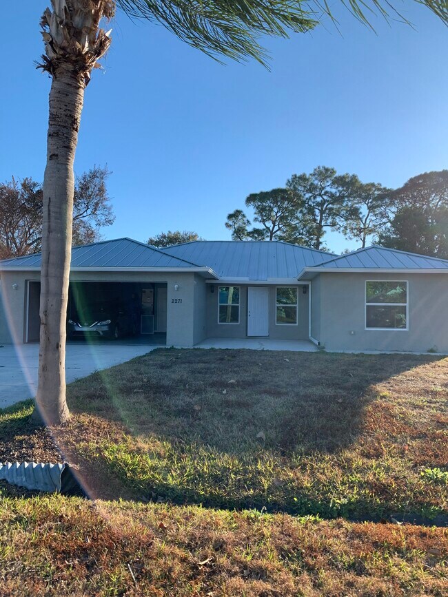 Foto del edificio - 2271 SE Shipping Rd