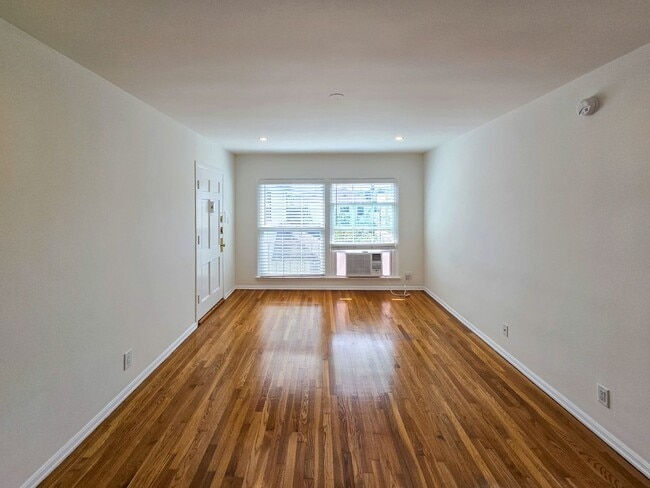 Building Photo - Charming Studio - Prime Los Feliz Location!