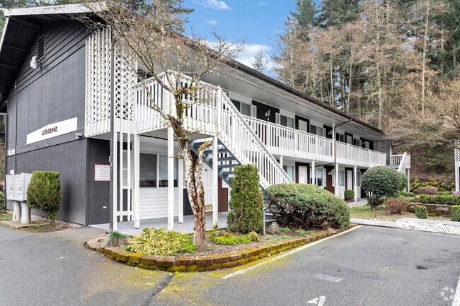 Building Photo - Lindbrook Apartments: Leasing Specials! Gr...