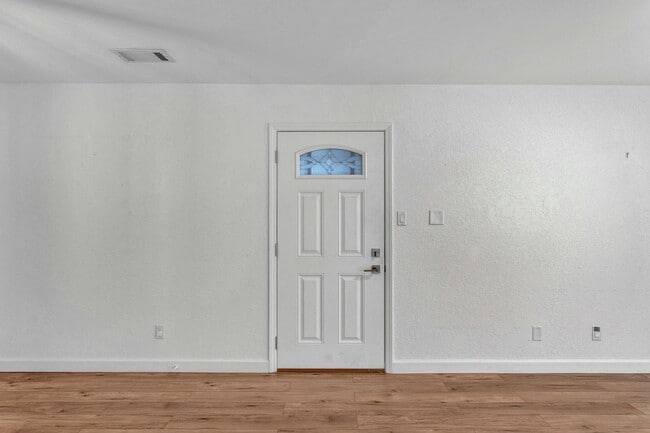 Building Photo - Spacious Poolside Condo!