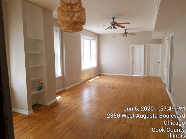 Foto del edificio - 2350 W Augusta Blvd