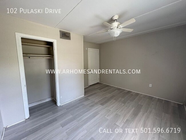 Foto del edificio - 102 Pulaski Dr