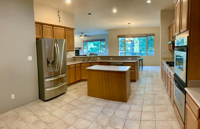 Spacious modern kitchen - 4760 Quemazon
