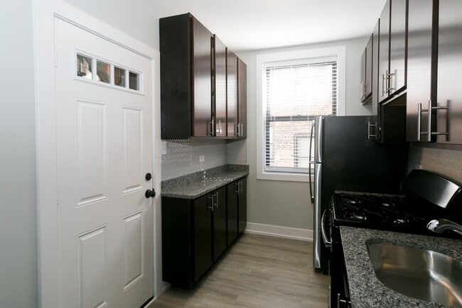 Foto del edificio - 729 W Brompton Ave