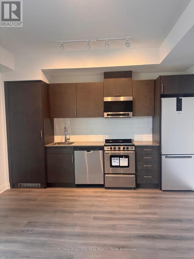 Photo du bâtiment - 412-412 Silver Maple Rd