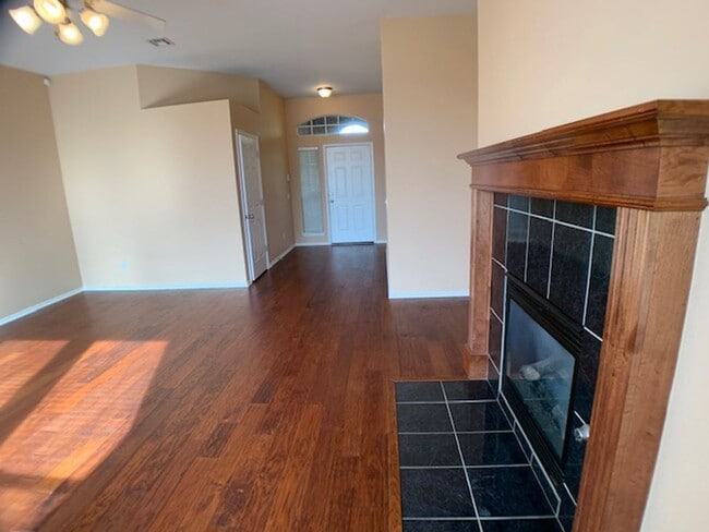 Building Photo - 3 Bed Home
