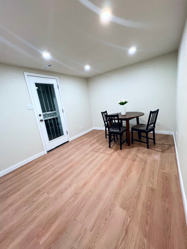 Foto del edificio - 6520 Depew Ct