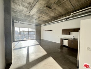Building Photo - 510 S Hewitt St