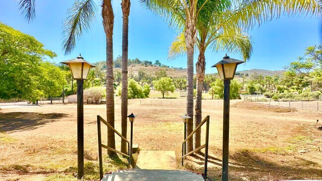 Foto del edificio - Wonderful Single Story Ranch Style Home on Sprawling Country Property in Vista!