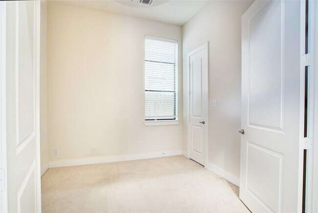Foto del edificio - 48 N Hutcheson St