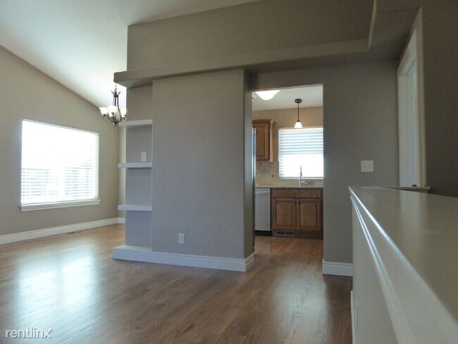 Building Photo - 3 br, 3 bath Townhome - 5909 N. Newport