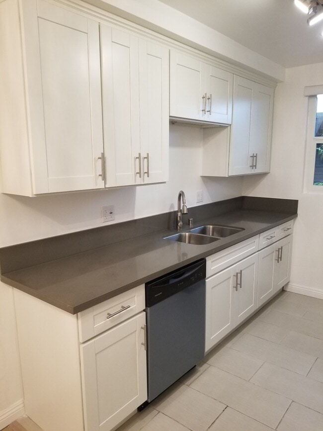 Building Photo - 1132 S Oakhurst Dr