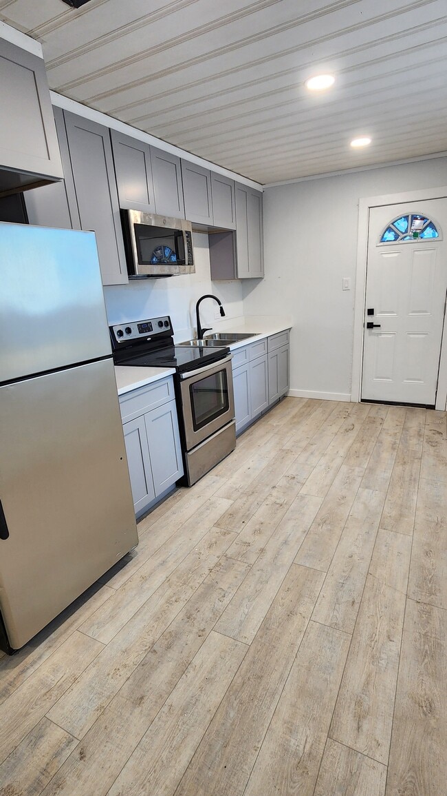 Building Photo - 1613 James Dr