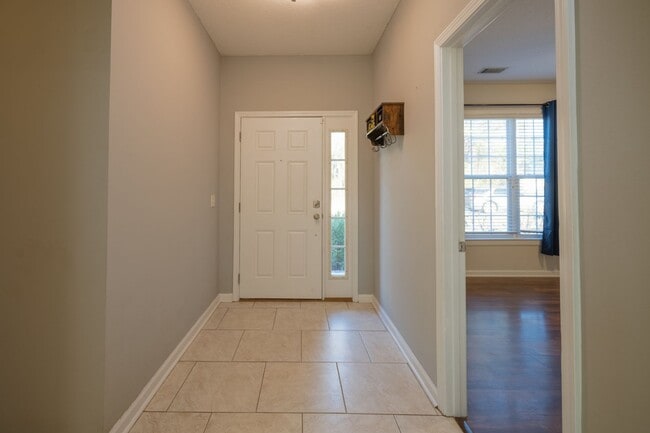 Building Photo - 4 Bedroom, 2 Bath Home in Crawford Subdivi...