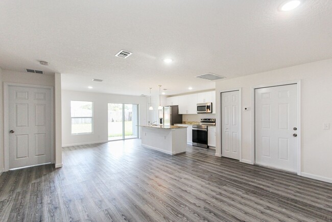 Building Photo - Gorgeous,  4 Bedroom, 2 Bathroom Home in P...