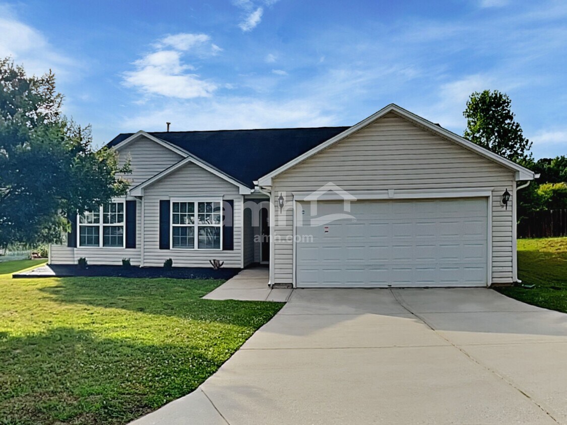 Foto principal - 218 Bellport Dr