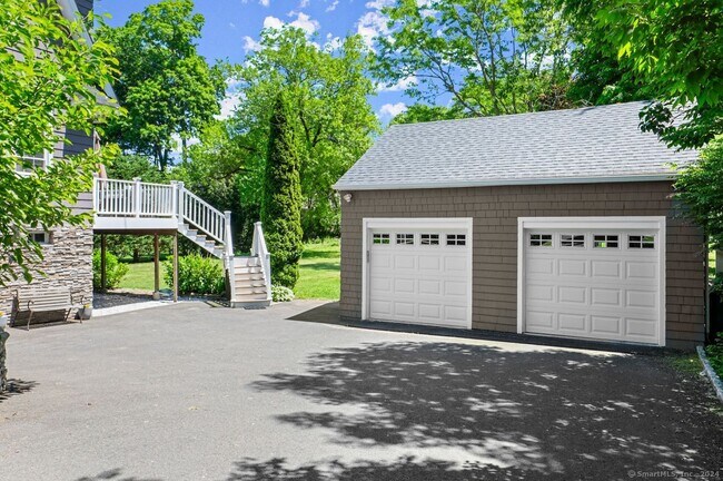 Foto del edificio - 1367 High Ridge Rd