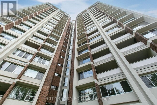 Building Photo - 9-509 Deer Park Crescent